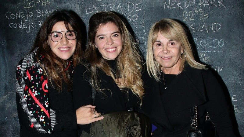 Dalma y Gianinna Maradona acompañadas por su mamá, Claudia Villafañe. Dalma y Gianinna Maradona acompañadas por su mamá, Claudia Villafañe.