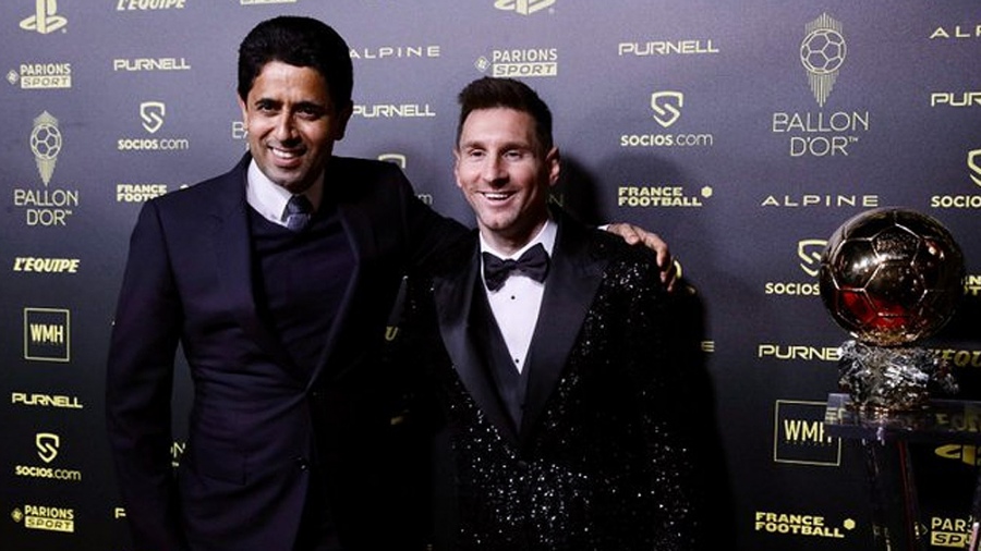 Nasser AlKhelaifi con Messi en la entrega del Baln de Oro que recibi el rosarino por sptima vez 