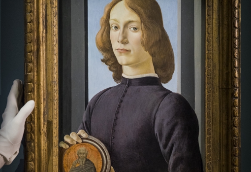 &#039;Retrato de un joven sosteniendo un medallón&#039;, de Botticelli (detalle), se remató en 92,2 millones