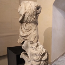 &#039;Gladiador matando a un león&#039;. En Bassano Romano, el Palacio Giustiniani recupera esta pieza que se hallaba en el Parque Arqueológico de Ostia Antica