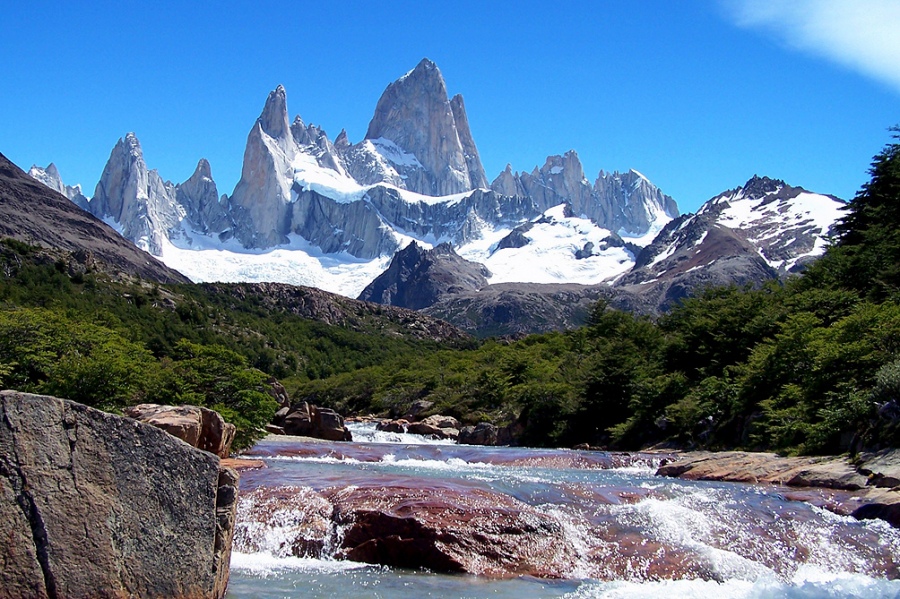 Parque Nacional Los Glaciares y el Glaciar Perito Moreno en El Calafate se complementan con experiencias vinculadas al senderismo en torno a la seccin norte del Parque principalmente El Chaltn