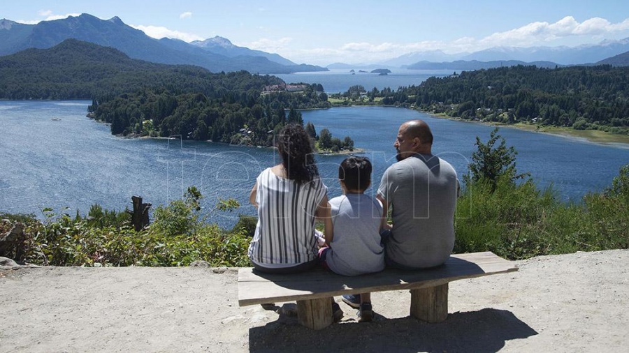 Los turistas se asombran con las prstinas aguas del lago Nahuel Huapi en Bariloche Foto Alejandra Bartoliche