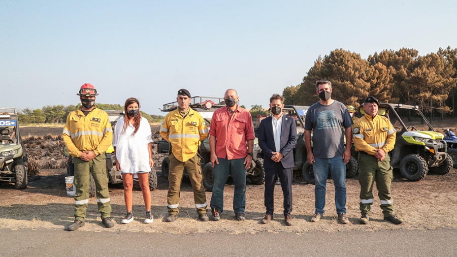 En General Alvarado Axel Kicillof junto a Berni Vilar y Bomberos Foto TWKicillofok