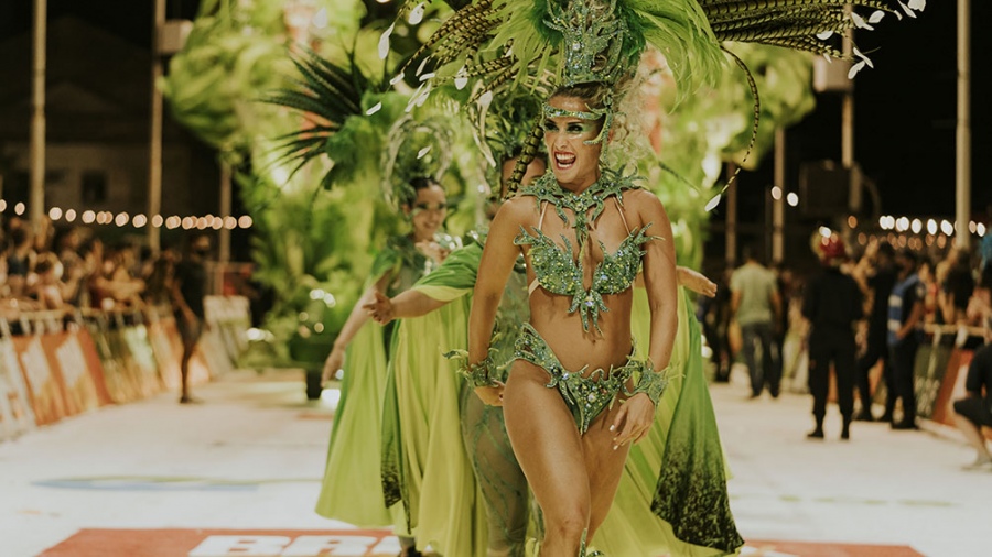  En las principales localidades carnavaleras de Entre Ros habr desfiles y elecciones de comparsas campeonas embajadoras reinas batucadas bailarines y bailarinas
