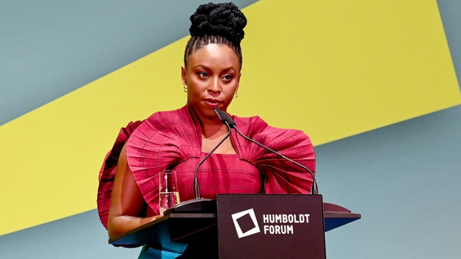 Exposicin de Chimamanda Ngozi Adichie en el Berlin State Museums Alemania Foto AFP