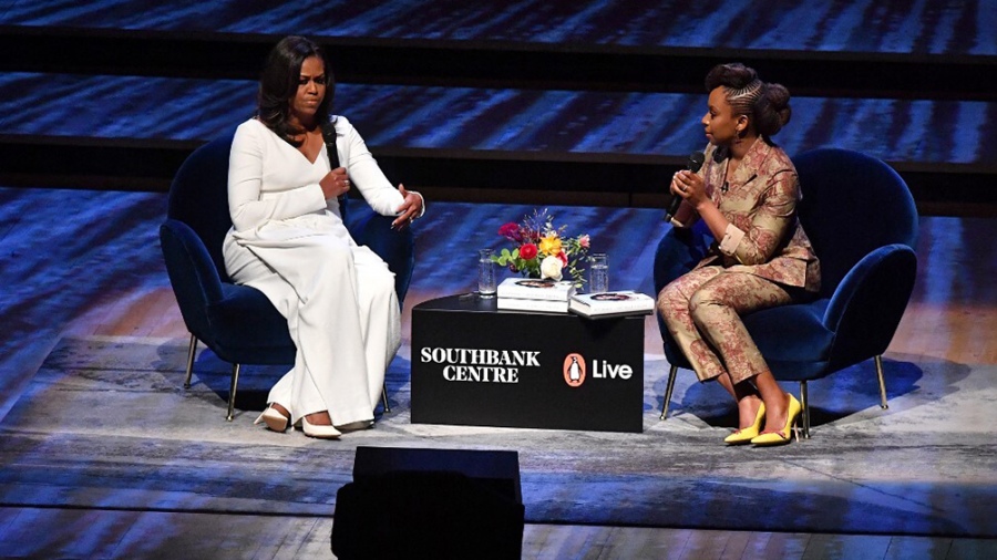 Chimamanda Ngozi Adichie y la exprimera dama estadounidense Michelle Obama en Londres Foto AFP