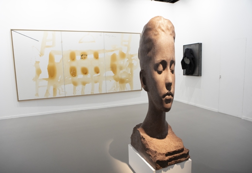 Escultura de Jaume Plensa en la galería Lelong. Al fondo, un Tàpies