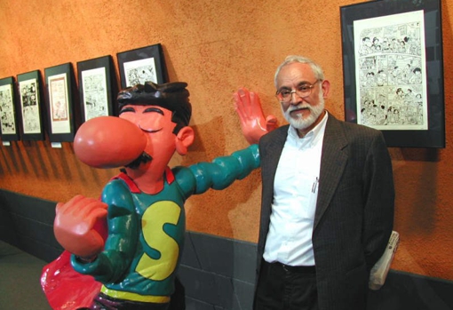 Jan, junto a un Superlópez en el Salón del Cómic de Barcelona