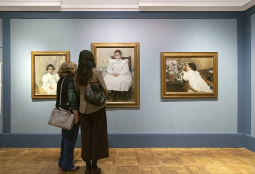 Tres retratos infantiles en una sala de la muestra