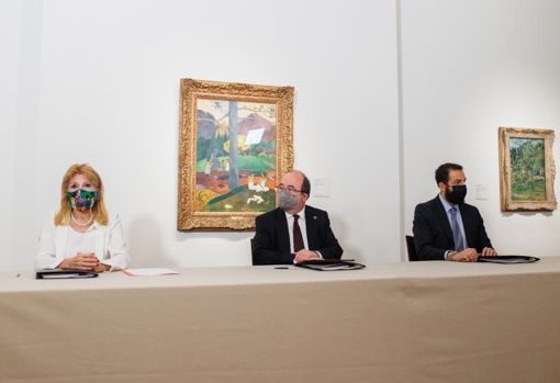 Carmen Thyssen, Miquel Iceta y Borja Thyssen, durante la firma