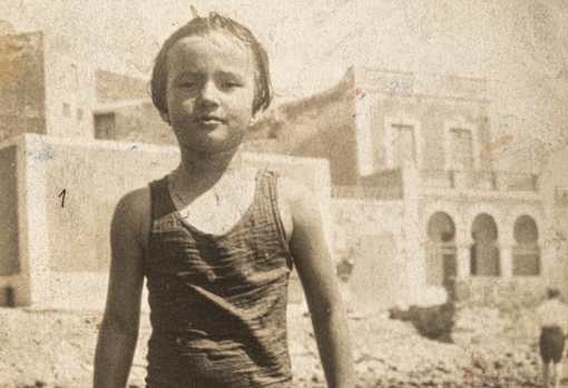 Carmen Laforet, de niña, en la playa de Las Canteras