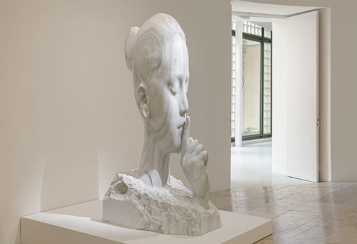 &#039;Carlota Silence&#039; (mármol, 2020), de Jaume Plensa