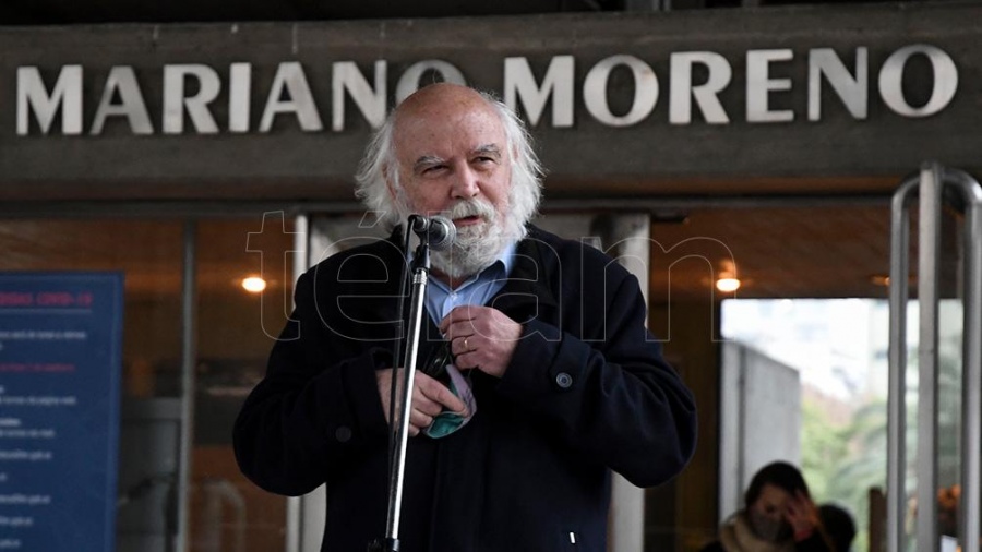 Juan Sasturain el actual director durante un homenaje al fallecido Horacio Gonzlez 