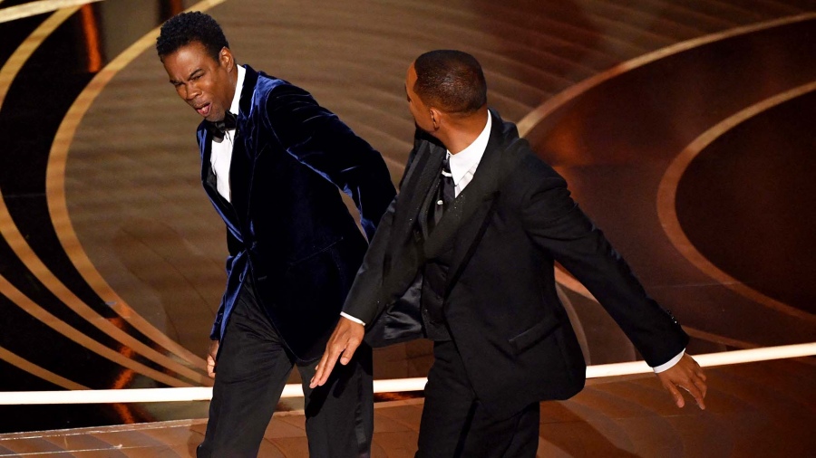 Momento en el que Smith le da un cachetazo a Chris Rock en la reciente ceremonia de los Oscar Captura