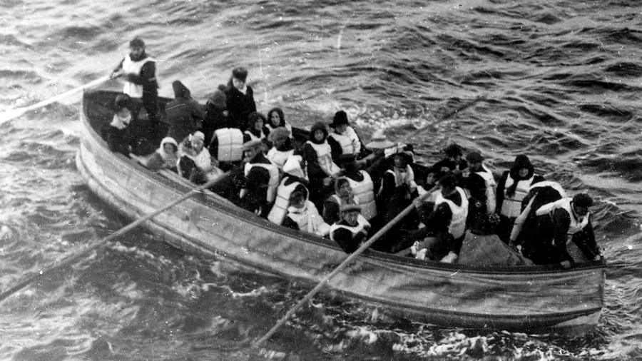 Un bote salvavidas a punto de ser rescatado por el buque Carpatia uno de los primeros que lleg al lugar de la tragedia