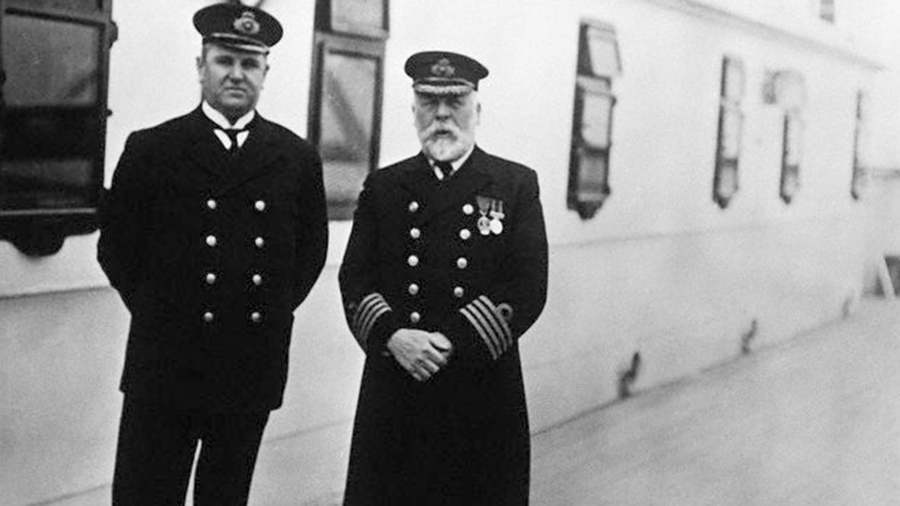 En la cubierta del Titanic el sobrecargo jefe Hugh McElroy y el capitn Edward Smith