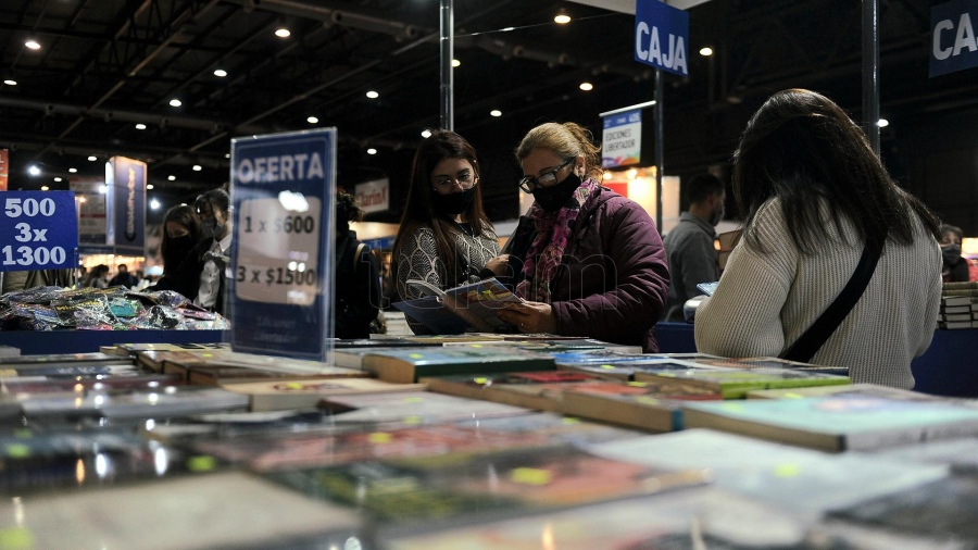 En la feria se puede encontrar desde tres libros por 500 pesos en el pabelln azul Foto Cris Sille