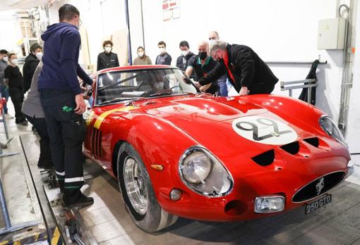 Un Ferrari 250 GTO, de 1962, a su llegada al Guggenheim