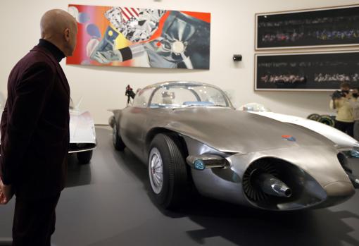 El arquitecto británico, junto a un impresionante automóvil. Detrás un cuadro de Rosenquist y fotografías de Andreas Gursky