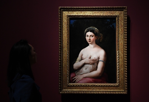 Una mujer admira &#039;La Fornarina&#039;, de Rafael, propiedad del Palazzo Barberini de Roma