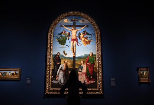 &#039;Cristo crucificado con la Virgen, santos y ángeles&#039;, una de las nueve pinturas de Rafael que atesora la National Gallery de Londres