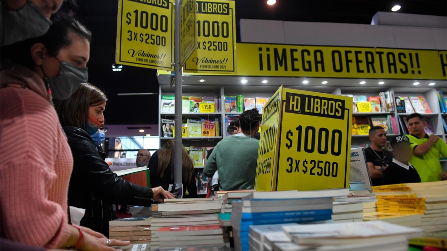 Escritor Edgardo Scott Toda feria tiene un propsito comercial Hasta la de artesanos de Plaza Francia Foto Maximiliano Luna