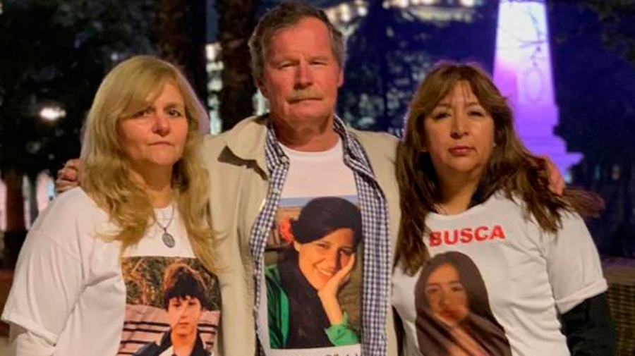 Juan Carr junto a las mams de Bruno y Sofa dos de los chicos buscados 