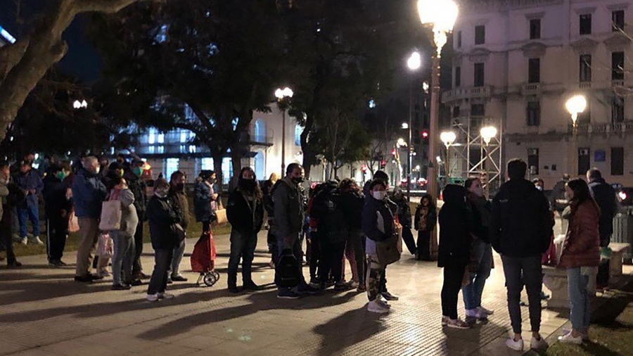 Una de las jornadas de entrega de viandas en la Plaza de Mayo que organiza la Red 