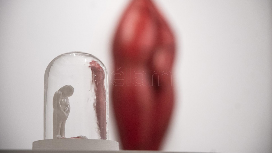 En la serie Cautivas del silencio pequeas figuras de cermica aparecen encerradas en cpsulas de vidrio Foto Victoria Egurza