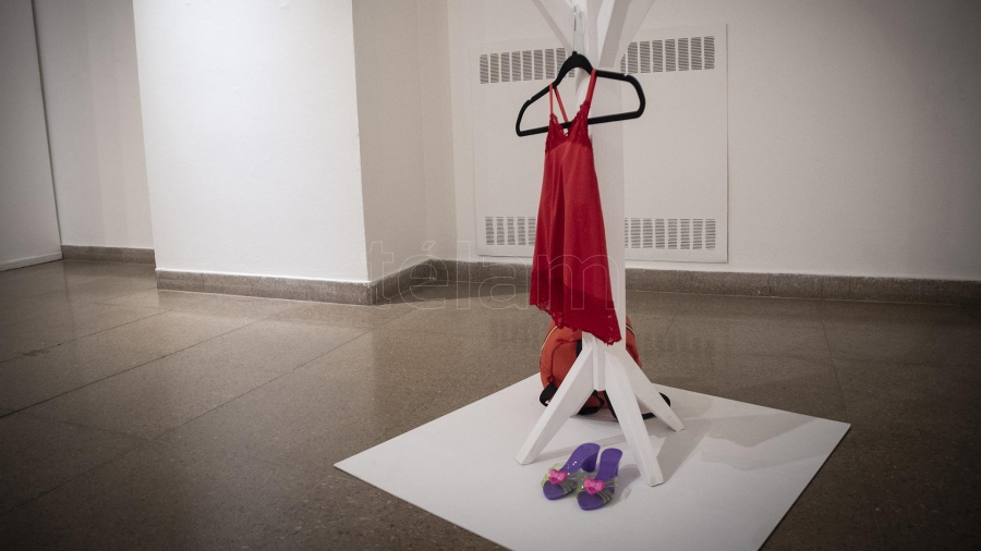 Una enagua roja en el centro de la sala Grinbaum quien repudia el nombre de baby doll que se le da a esa prenda prototipo de la oferta sexual Foto Victoria Egurza
