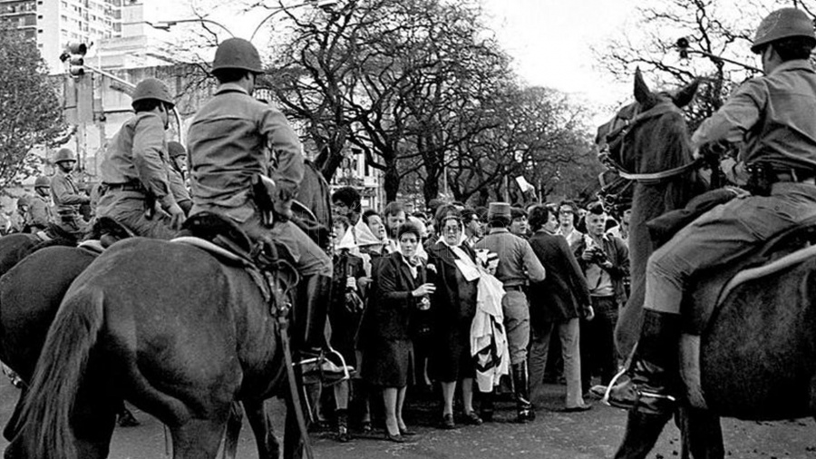 La dictadura reprime a las Madres de Plaza de Mayo Foto Tito La Penna 