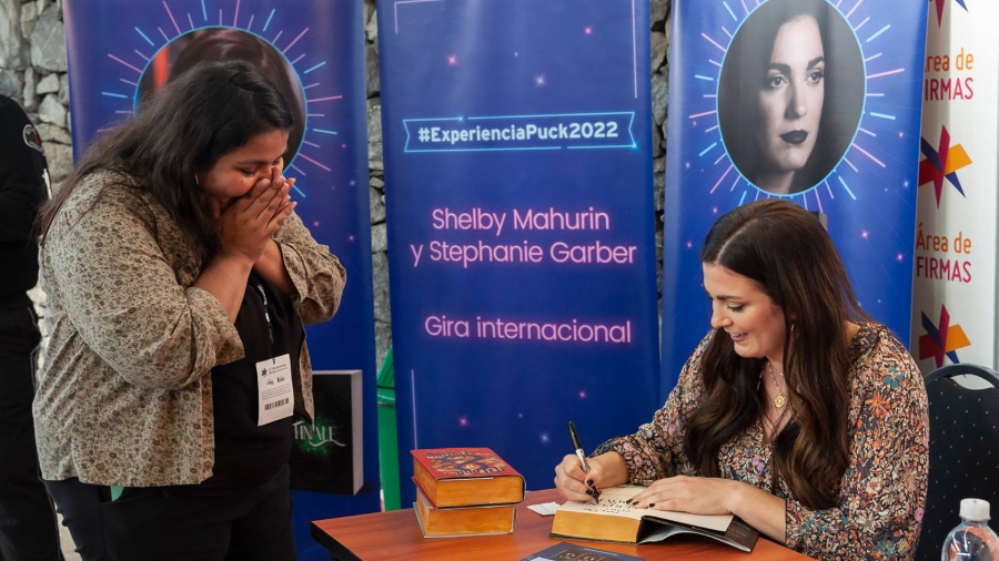 La emocin de la jven por ver a la escritora estadounidense Shelby Mahurin en la Feria del Libro 2022 Foto Prensa
