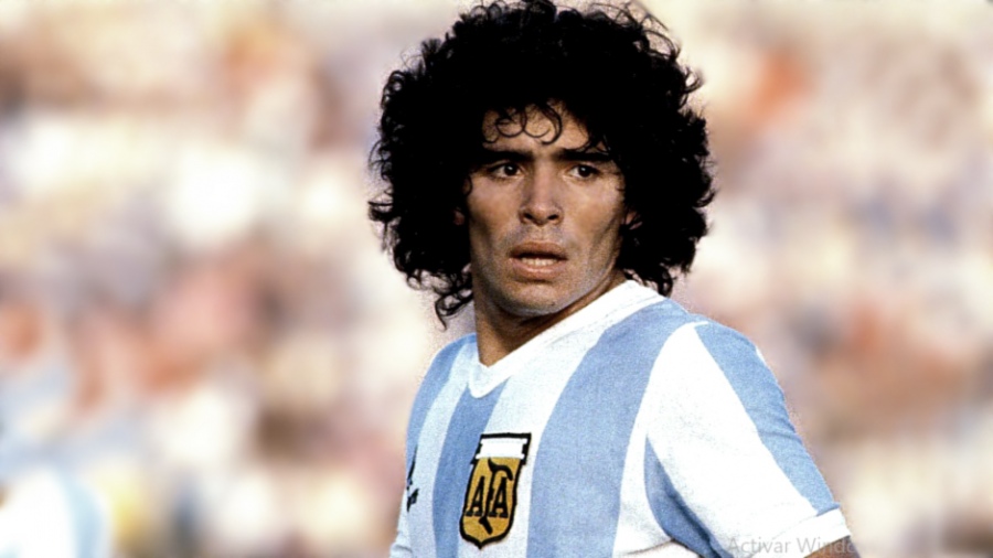 Con 21 aos y das despus de su millonaria transferencia de Boca a Barcelona Maradona jug su primer partido
