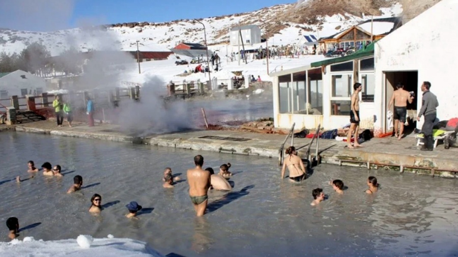 Nieve y calor en las termas de Copahue en las cercanas del centro de esqu Caviahue Foto Facebook