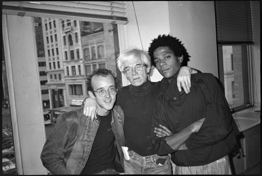 Tres de un par prefecto Keith Haring Andy Warhol y Jean Michel en el estudio de Warhol en Nueva York Foto Netflix