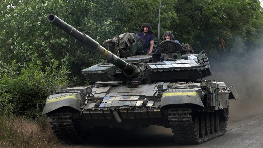Un tanque avanza en Luhansk