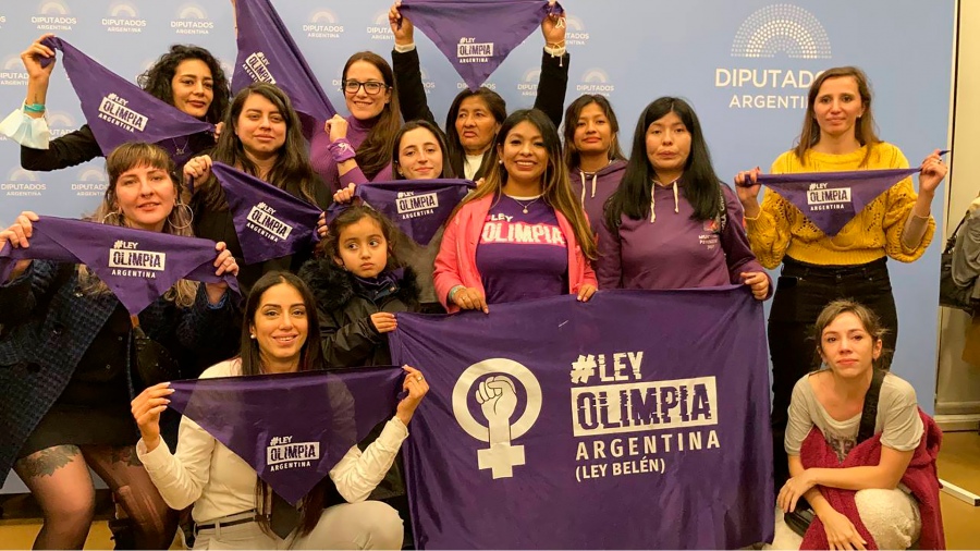 Las integrantes del Grupo Ley Olimpia Argentina frente al Congreso Foto Gentileza Chumbera Producciones 