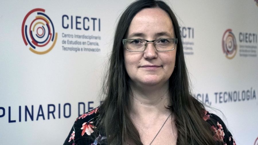 Vernica Xhardez es consultora e investigadora sobre Big Data y datos abiertos en Ciecti y una de las coordinadoras tcnicas del proyecto Arphai