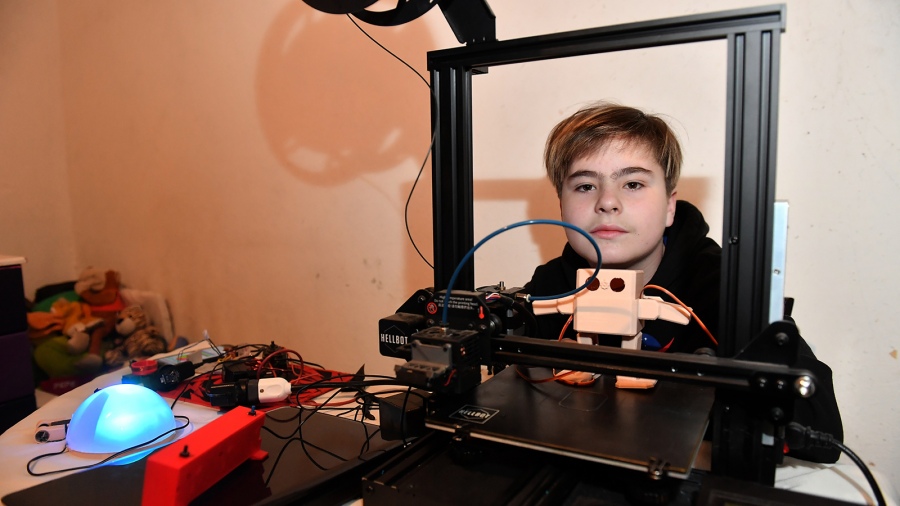 Juani tiene una impresora 3D que le donaron con la cual imprime piezas para sus proyectos Foto Maxi Luna 