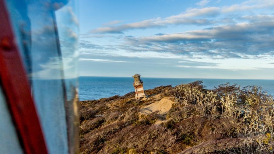 En lo alto del Cabo San Pablo hay un antiguo faro inclinado Foto Cristian Urrutia