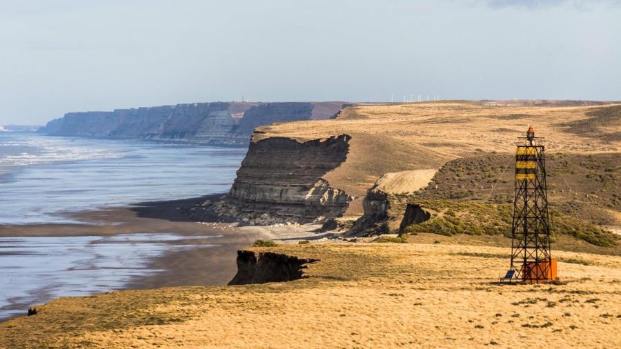 La ruta ofrece paisajes asombrosos de cerros estepa bosques de lengas ros y acantilados junto al mar Foto Cristian Urrutia