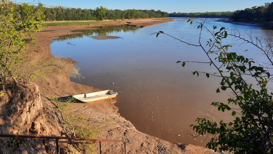 La seguridad del visitante y el control ambiental est a cargo de los guardaparques y guas habilitados que son pobladores locales que transmiten sus conocimientos en los paseos y actividades de contacto con la naturaleza