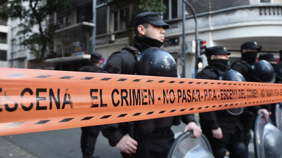 La polica custodia el domicilio de Cristina Kirchner Foto Victoria Egurza