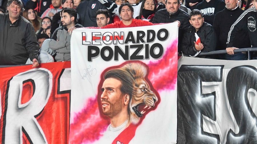 Los hinchas rinden homenaje a Ponzio en el estadio Ms Monumental foto Alfredo Luna 