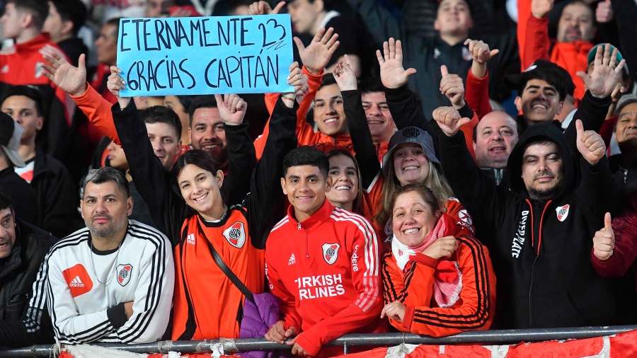 Los hinchas rinden homenaje a Ponzio en el estadio Ms Monumental foto Alfredo Luna 