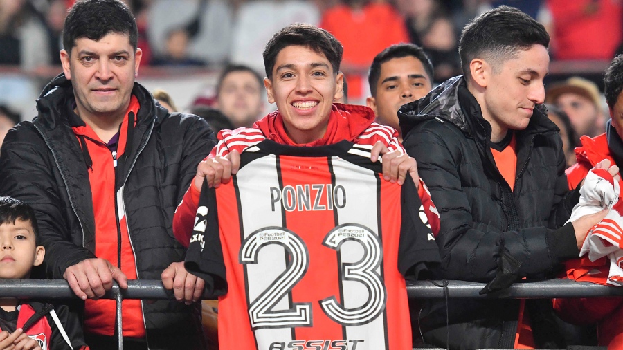 Los hinchas rinden homenaje a Ponzio en el estadio Ms Monumental foto Alfredo Luna 