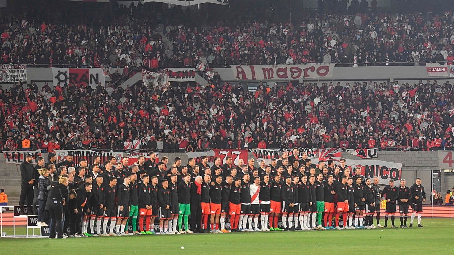 Todos juntos para homenajear a Ponzio foto Alfredo Luna