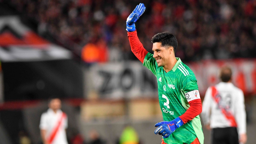 Enzo Prez estuvo un rato en el arco y recibi la ovacin del estadio Ms Monumental foto Alfredo Luna 