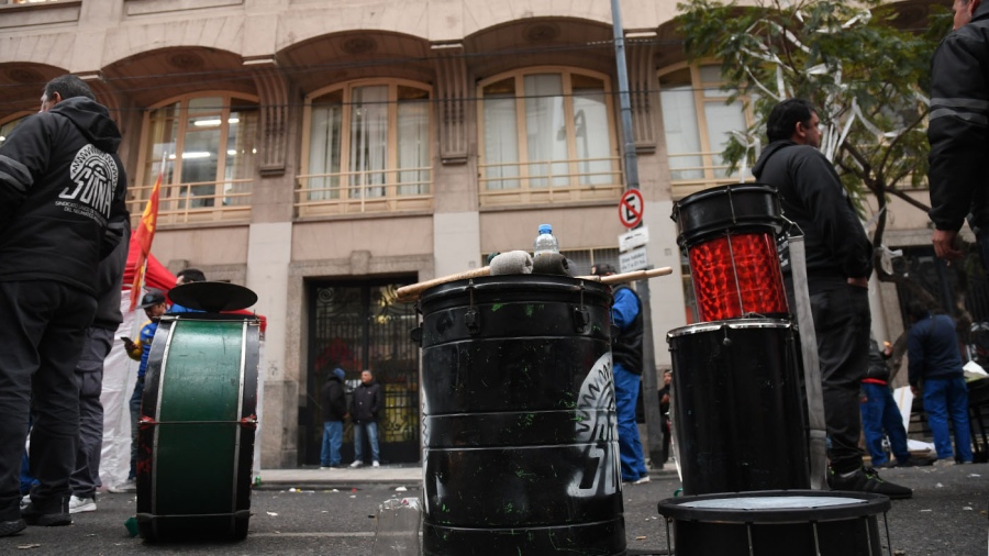 Los trabajadores del neumtico realizan un paro de actividades por tiempo indeterminado en tres plantas Foto Gustavo Amarelle