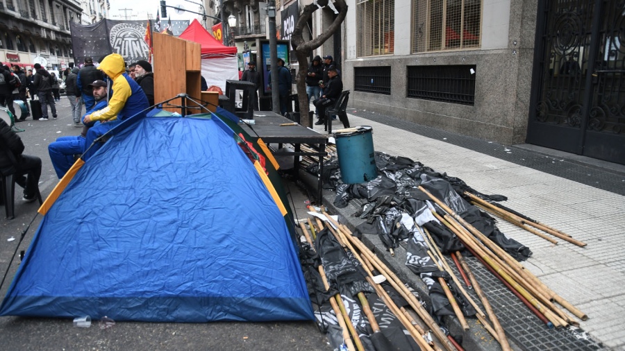 Adems del paro los trabajadores realizan un acampe frente a la sede del ministerio de Trabajo Foto Gustavo Amarelle